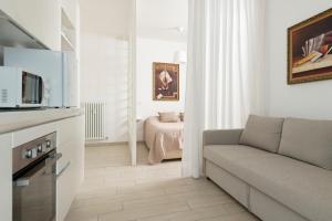 A kitchen or kitchenette at Casa Aleardi grazioso e nuovissimo monolocale con balcone