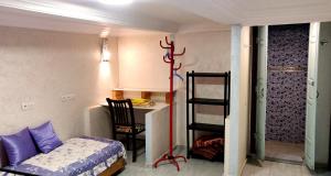 Habitación con cama, escritorio y silla. en Shared apartment-Appartement en colocation tout confort centre ville, en Marrakech