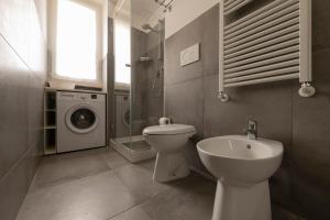 A bathroom at Casa Aleardi grazioso e nuovissimo monolocale con balcone