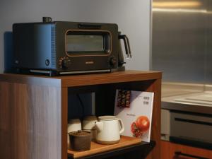 an old tv sitting on top of a cabinet at Temari Inn Madoromi in Kurashiki