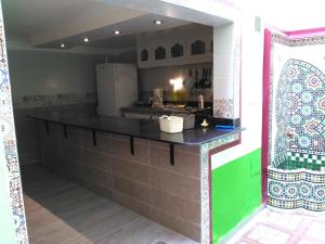 una cucina con piano di lavoro nero in una camera di Shared apartment-Appartement en colocation tout confort centre ville a Marrakech