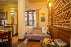 ein Wohnzimmer mit einem lila Sofa und einem Tisch in der Unterkunft Amritara 5 BHK Luxury Villa, Gangtok in Gangtok