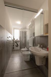 A bathroom at Casa Aleardi grazioso e nuovissimo monolocale con balcone