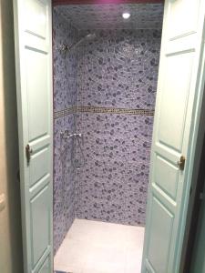 baño con ducha con pared morada en Shared apartment-Appartement en colocation tout confort centre ville, en Marrakech
