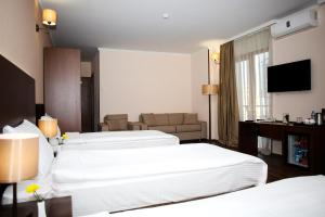 TV a/nebo společenská místnost v ubytování Hotel Corner Inn