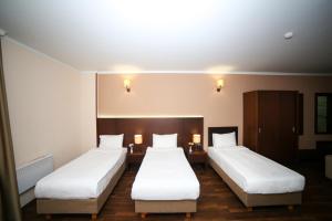 Postel nebo postele na pokoji v ubytování Hotel Corner Inn + 37 fotografií