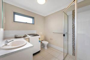 Un baño con lavabo, ducha e inodoro. en One bedroom holiday rental in Scarborough, en Scarborough