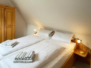 ein Schlafzimmer mit 2 Betten und Handtüchern darauf in der Unterkunft Haus *Üüs Aran* Wohnung Nr. 6 in Nebel