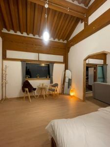 Ένα ή περισσότερα κρεβάτια σε δωμάτιο στο Hanok solsol