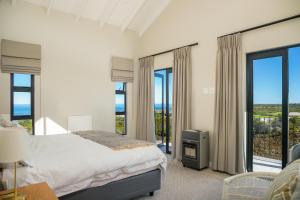 En eller flere senge i et værelse på Pezula- Luxury Retreat FC4 + 43 billeder