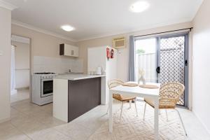 cocina y comedor con mesa y sillas en Self-contained unit in Scarborough en Scarborough