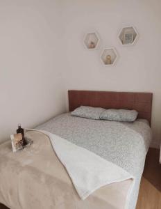 Ένα ή περισσότερα κρεβάτια σε δωμάτιο στο Apartman Dedic, Bulevar
