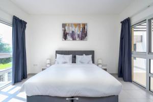 Postel nebo postele na pokoji v ubytování NEW! Luxurious 3Bedroom Villa with Balcony in RAK