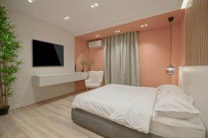 - une chambre avec un lit et une télévision murale dans l'établissement No125 - City Centre Room Apartment, à Orestiada