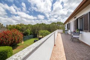 d'un balcon avec une clôture blanche, une table et des chaises. dans l'établissement Casa Vacanza Baratz 3, à Alghero