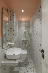 een witte badkamer met een wastafel en een douche bij No125 - City Centre Room Apartment in Orestiada