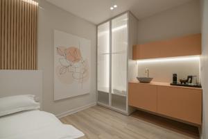 Cet appartement comprend une chambre avec un lit et une cuisine. dans l'établissement No125 - City Centre Room Apartment, à Orestiada