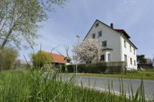 una casa blanca al lado de una carretera en Eternahof, en Bad Gandersheim