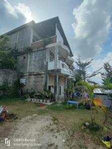 IboihにあるFURQAN GUEST HOUSE Familyの大家