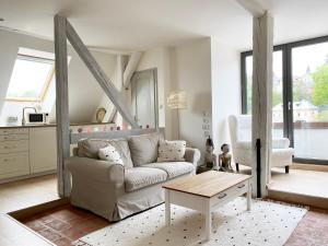 ein Wohnzimmer mit einem Sofa und einem Tisch in der Unterkunft Boutique apartments in Banská Štiavnica