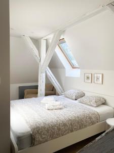 een slaapkamer met een bed met twee handdoeken erop bij Boutique apartments in Banská Štiavnica
