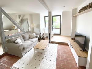 a living room with a couch and a tv at Boutique apartments in Bansk&aacute; &Scaron;tiavnica