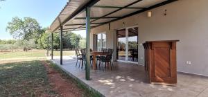 een patio met een houten tafel en stoelen erop bij Holiday House Olly in Rovinj