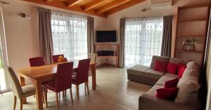 een woonkamer met een tafel en een bank en een eetkamer bij Holiday House Olly in Rovinj