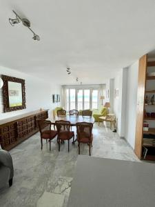 sala de estar amplia con mesa y sillas en Las pirañas, en Melilla