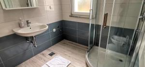 een badkamer met een wastafel en een douche bij Holiday House Olly in Rovinj +66 foto's