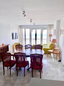 sala de estar con mesa y sillas en Las pirañas, en Melilla