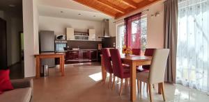 een keuken en eetkamer met een houten tafel en stoelen bij Holiday House Olly in Rovinj