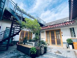 a building with a staircase and a fountain in the courtyard at Xi'an Simple Palace in Xi'an