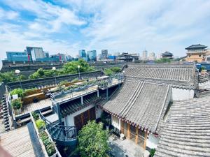 una vista aérea de los tejados de los edificios de una ciudad en Xi'an Simple Palace en Xi'an