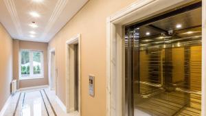 eine ebenerdige Dusche in einem Flur mit einer Glastür in der Unterkunft Студия в стиле лофт с прекрасным видом на город и красивые закаты! in Odessa + 18 Fotos