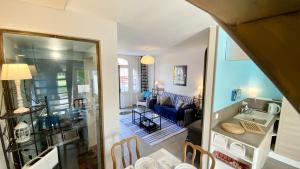 une vue d'une cuisine et d'un salon dans l'établissement La Graveline, au Crotoy