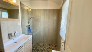 une salle de bain avec lavabo et douche dans l'établissement La Graveline, au Crotoy 8 autres photos