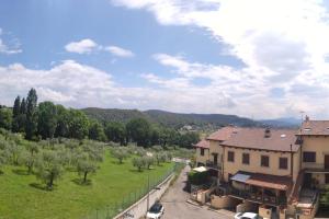 uma vista para um campo verde e casas em Gheppio - Case Vacanze del Falco em Amelia