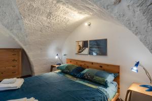 una camera con letto e soffitto bianco di Casa dei 5 Camini with terrace a Ortelle