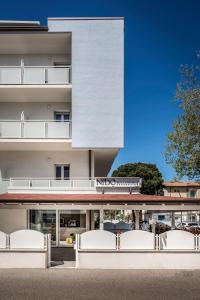 een extern uitzicht op een gebouw met witte balkons bij Nido Suite & Apartments in Cesenatico