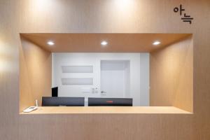 清州市Aank Hotel Cheongju Uam 2nd的房间墙上的镜子