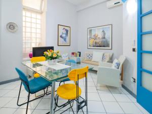 a dining room with a glass table and chairs at Casa nel Blu in Portoscuso