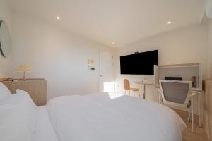 Aank Hotel Cheongju Uam 2nd的电视和/或娱乐中心