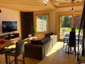 uma sala de estar com um sofá e uma mesa em Superbe Chalet à Megève 7 pers Près des Pistes em Demi-Quartier