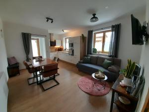 ein Wohnzimmer mit einem Sofa und einem Tisch in der Unterkunft Appartements Kumming in Rauris