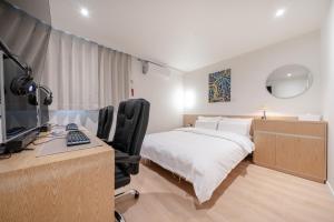 Aank Hotel Cheongju Uam 2nd的电视和/或娱乐中心