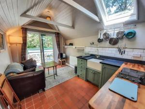 Dapur atau dapur kecil di Y Gribyn - Modern stone cottage within Snowdonia's National Park