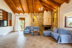 Posezení v ubytování Entheon Olive Villas - Poolside Retreats