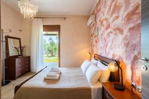 Postel nebo postele na pokoji v ubytování Entheon Olive Villas - Poolside Retreats