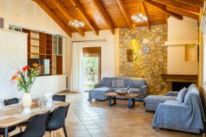 Posezení v ubytování Entheon Olive Villas - Poolside Retreats